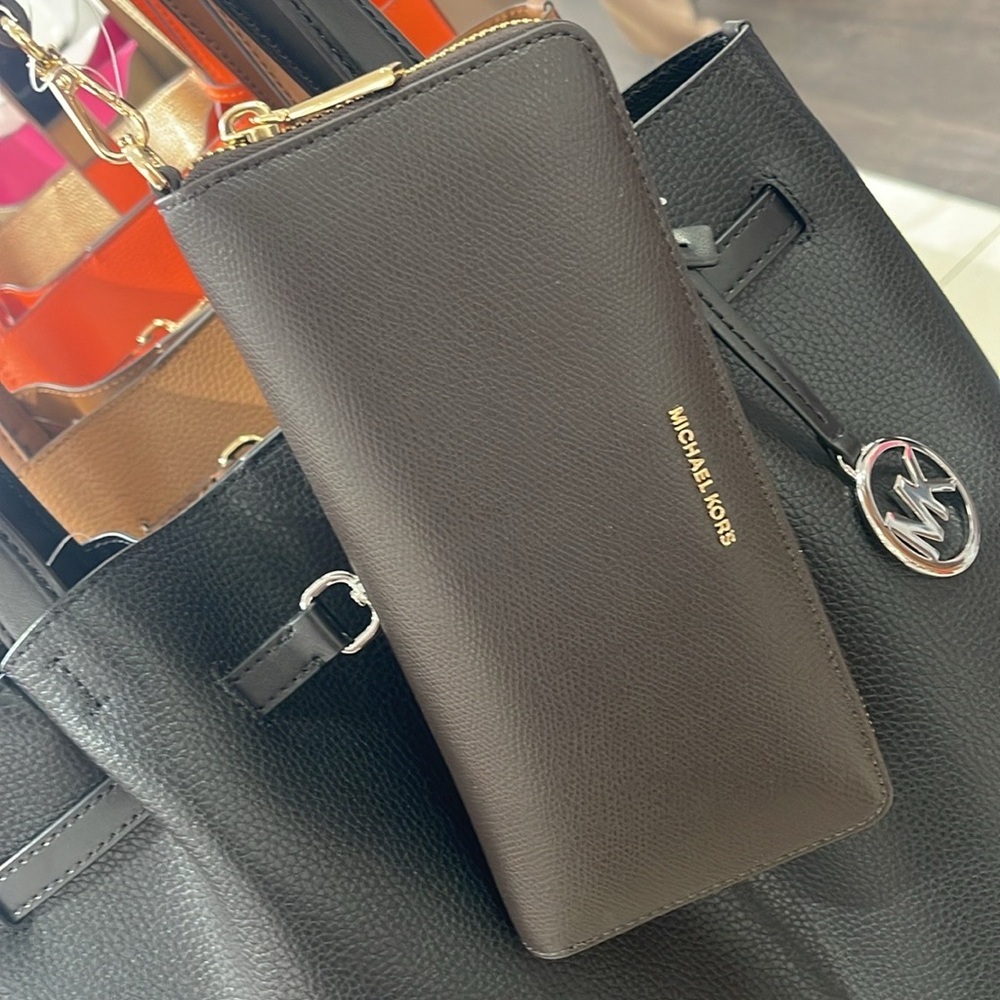 Michael Kors JST Lg Leather Continental Wallet Wristlet Phone Holder
Chocolate - Picture 7 of 16
